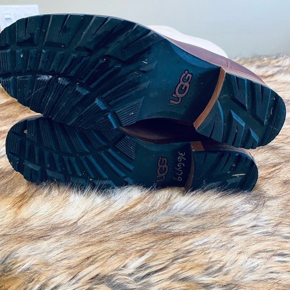 UGG TALL EXPOSED SHERPA - Picture 9 of 11